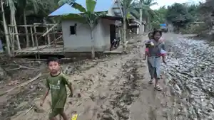 Potret-anak-di-Desa-Sunting-Kecamatan-Bandar-Pusaka-Aceh-Tamiang-jadi-korban-banjir.jpg