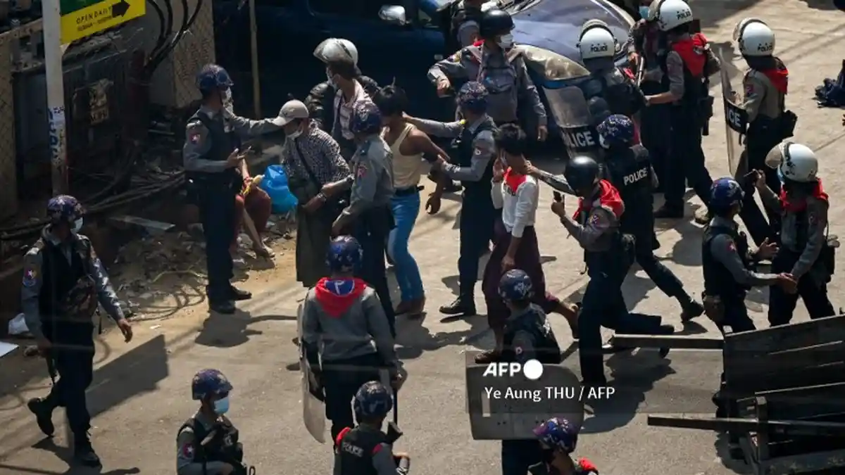 MYANMAR Semakin Kacau, 1.000 Massa Beringas Pro Militer Serang Massa Anti Kudeta: Dibekali Parang