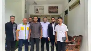 Tim-Hukum-PKK-2M-saat-melaporkan-dugaan-pengrusakan-spanduk.jpg