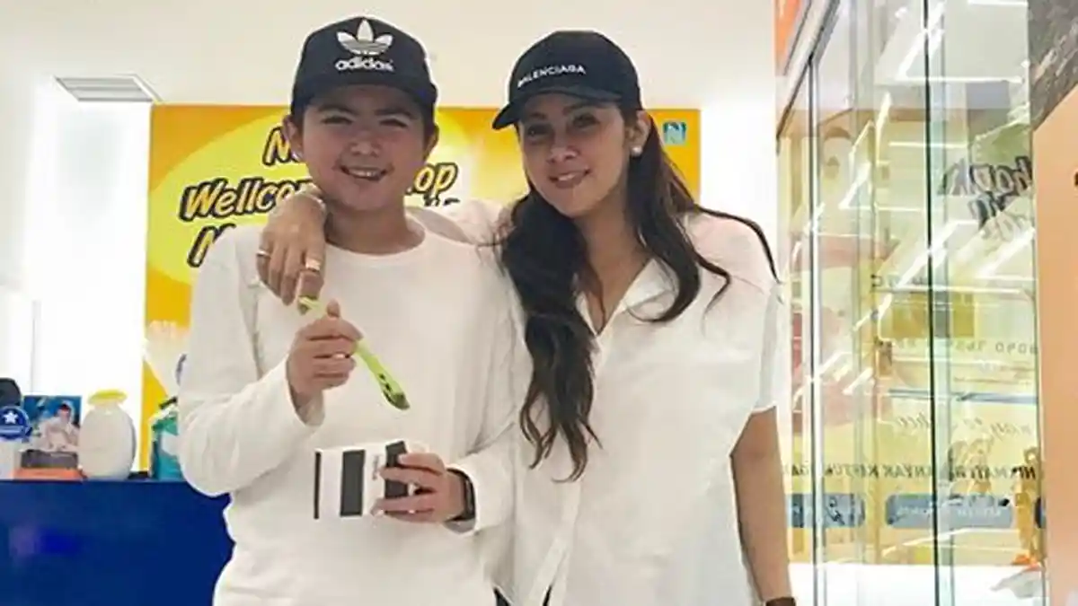 Putra Sulung Beranjak Remaja, Olla Ramlan Makin Terlihat Muda Jalan Sama Sang Anak, Kayak Kakak Adik