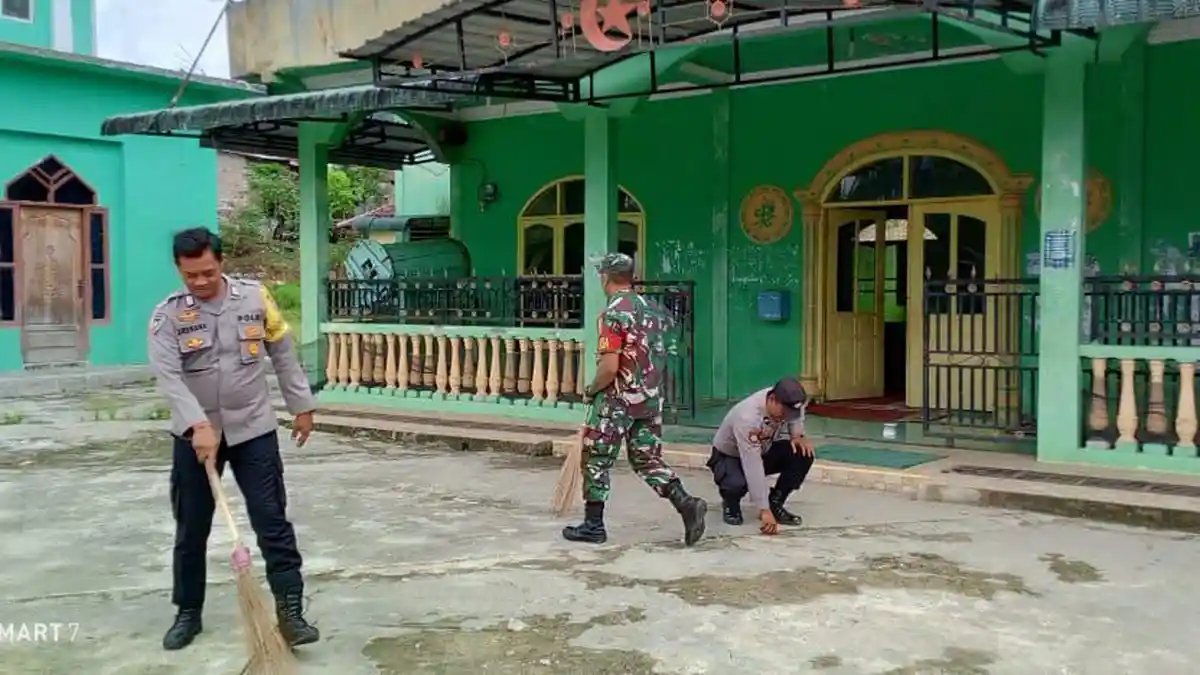 Sambut Ramadhan Suci Bulan dirindukan, Polres Pakpak Bharat Bersihkan Masjid