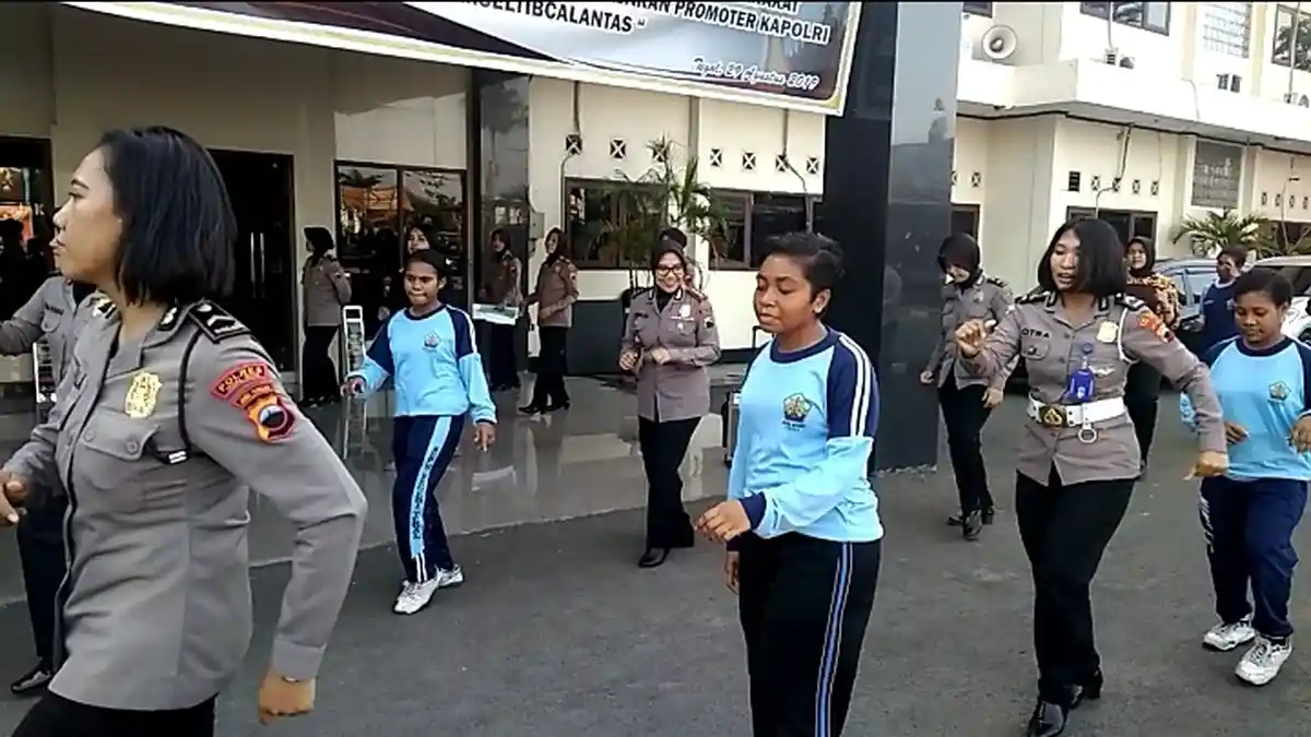 Kapolres Tegal Kota Menari Aster Bersama Pelajar Asal Papua dan Para Polwan