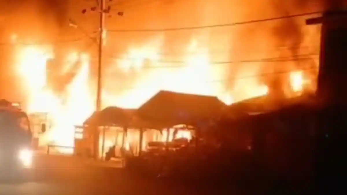 Kebakaran Pasar Kambang di Lenggayang Pesisir Selatan, 11 Bangunan Ludes Dilalap Api