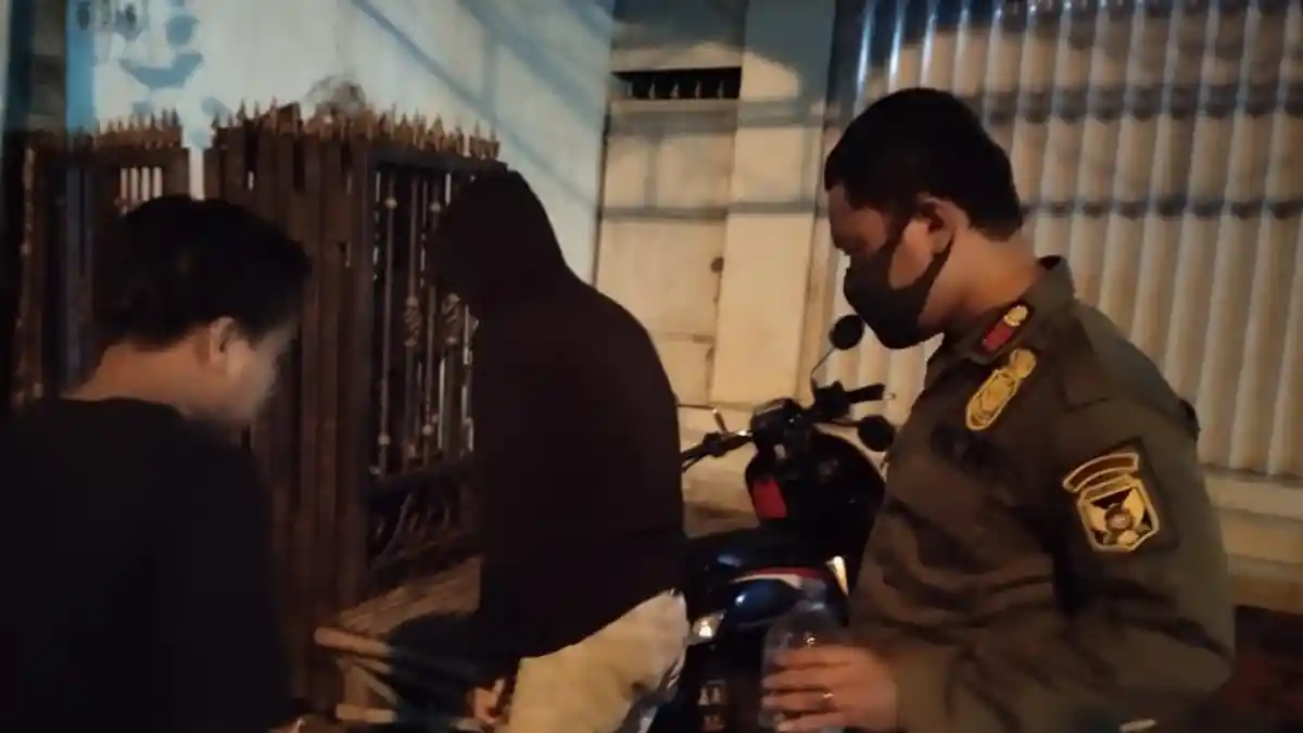 Lagi Asyik Pesta Miras di Angkringan, 5 Pemuda Ini Dicokok Satpol PP Kota Kediri