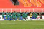 Persebaya Surabaya Lakukan Latihan Ringan