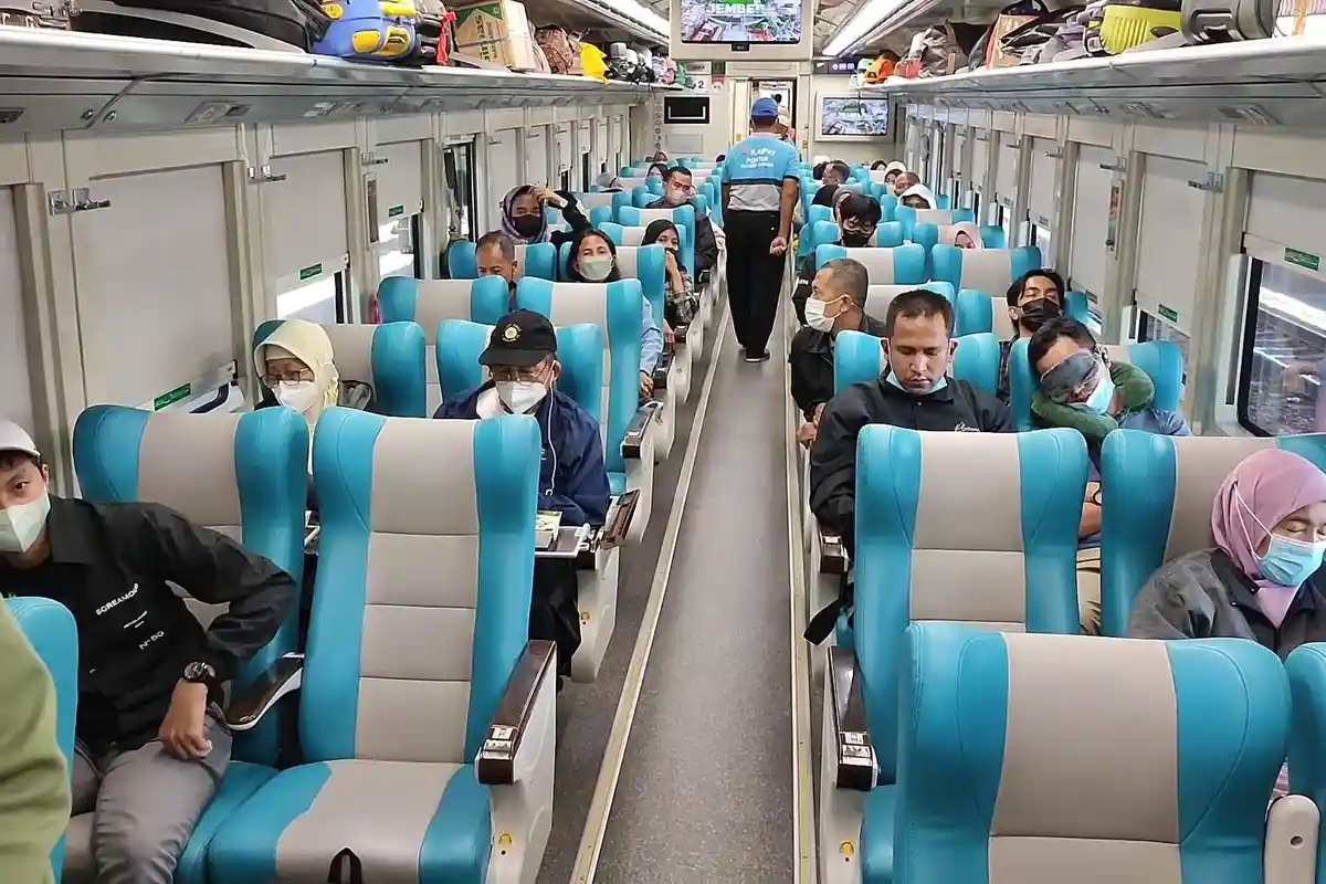 Jumlah Penumpang Kereta Api Tujuan Jakarta di Stasiun Cirebon Masih Tinggi