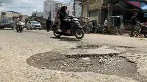 lubang-jalan-di-depan-pasar-pagi-intai-korban.jpg