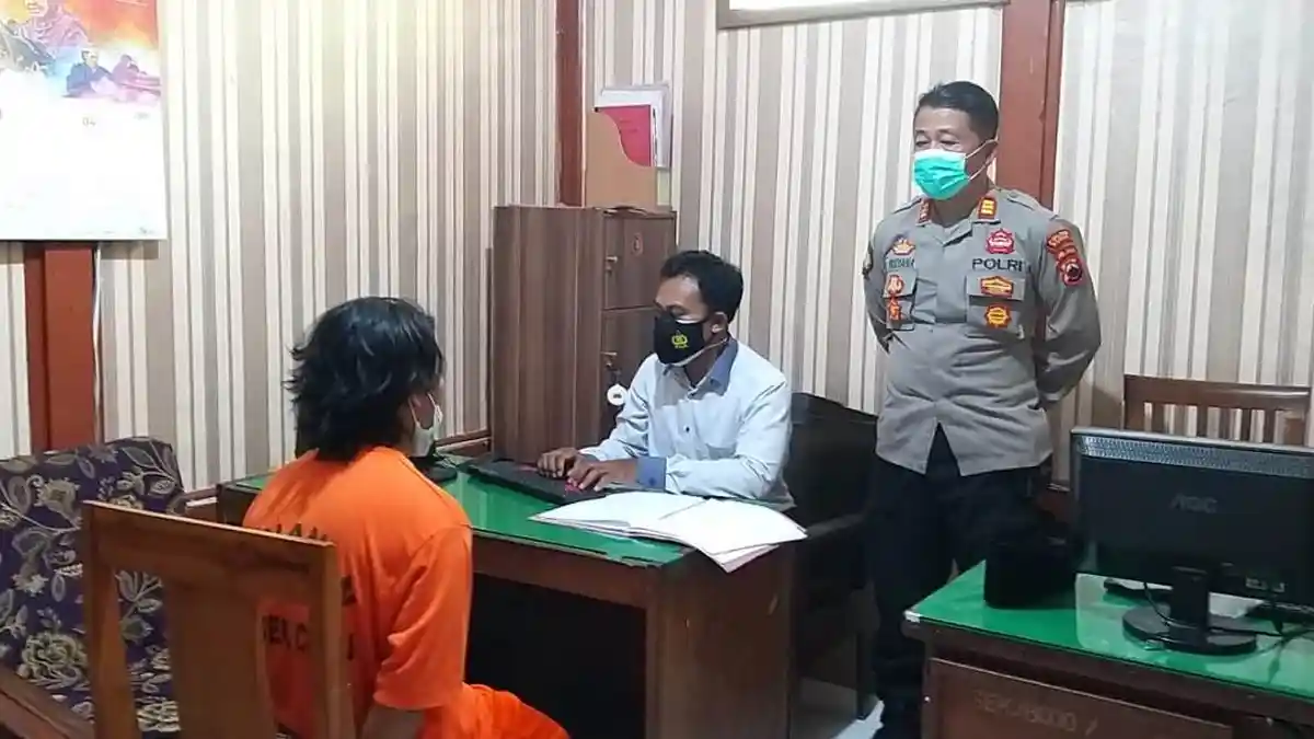 Ngaku Bisa Gandakan Uang, Kantong Hitam Dibuka Ternyata Berisi Daun & Kayu Bambu
