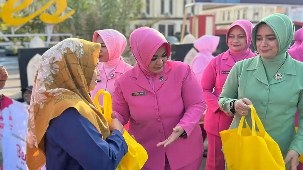 Jelang Berbuka, Warga Ramai di Depan Mapolres Lhokseumawe, Bagi-bagi Takjil Gratis