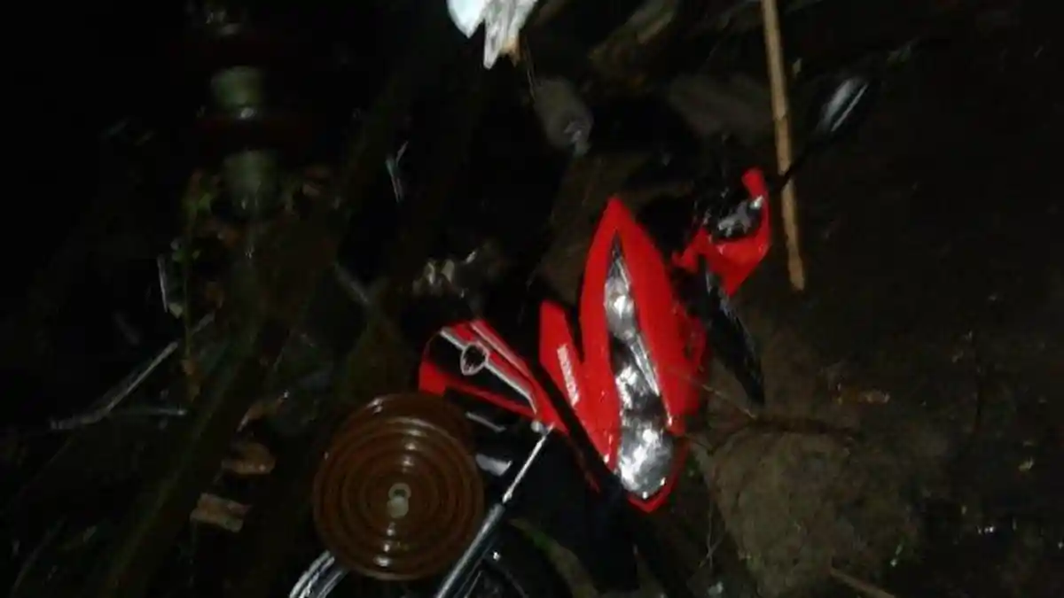 Angin Puting Beliung Terjang Kampung Sadeng Bogor, Motor dan Rumah Warga Tertimpa Tiang Listrik