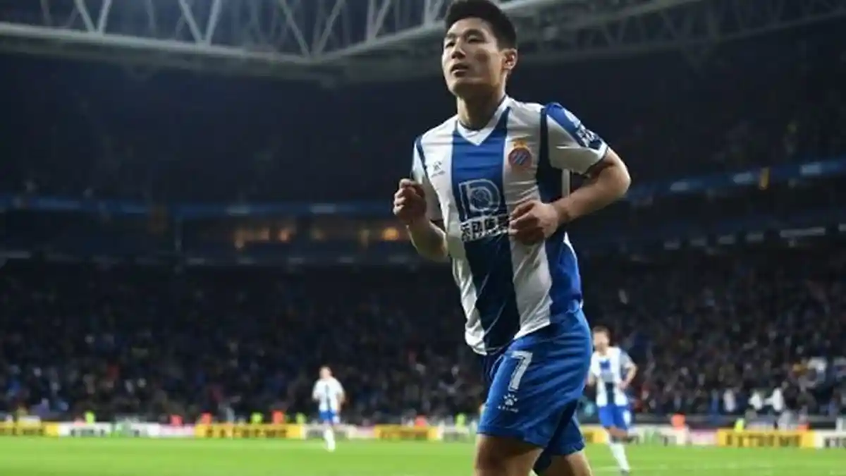 Sejarah Baru ! Pemain Ini Menjadi Pria China Pertama yang Bobol Gawang Barcelona