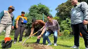 Dinas-Pariwisata-dan-Kebudayaan-Kabupaten-Kediri-saat-tanam-pohon-Sabtu-1842026.jpg