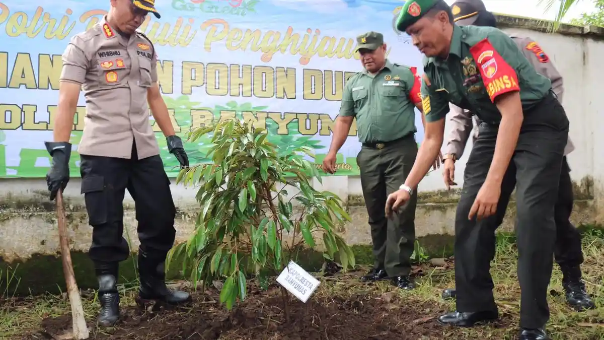 Polresta Banyumas Tanam 3.500 Pohon Dalam Rangka Polri Peduli Penghijauan