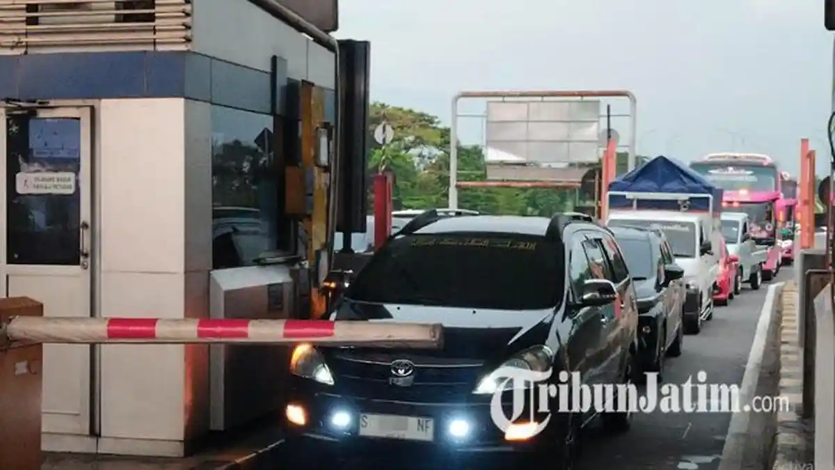 Tol Sumo Ramai Lancar Jelang Libur Nataru, Terjadi Penumpukan Kendaraan di Exit Penompo Mojokerto