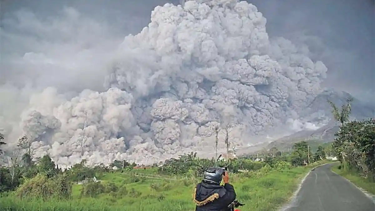 Abu Vulkanik Gunung Sinabung Menyebar hingga ke Kota Subulussalam Aceh