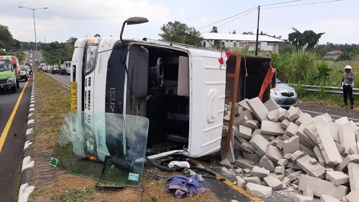 Penyebab Mobil Truk di Jalan Ring Road Manado Sulawesi Utara Alami Kecelakaan