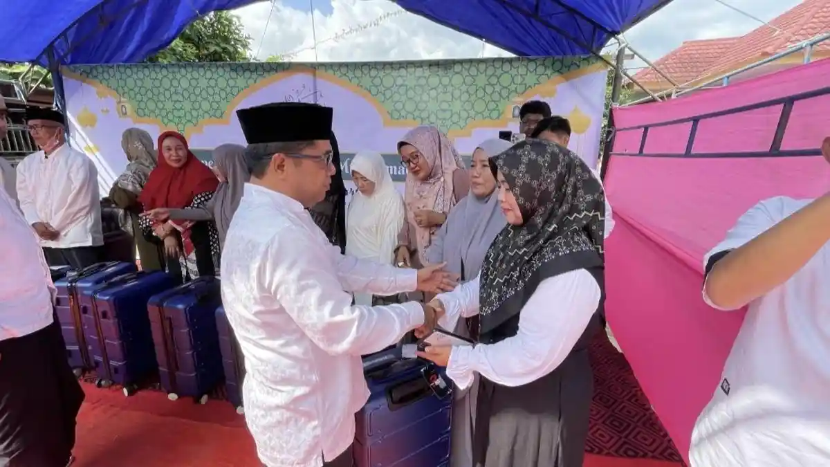 Bebas Serahkan 10 Koper kepada Pemenang Undian Umrah Deklarasi BESTI ...