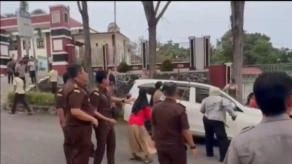 Terdakwa Asusila Direbut Keluarga Lalu Dibawa Kabur dari PN Tebo Jambi, Petugas Diserang