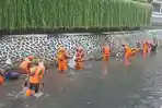 Petugas-gabungan-memburu-ikan-sapu-sapu-di-Kali-Cideng-samping-Plaza-Indonesia-Tanah-Abang.jpg