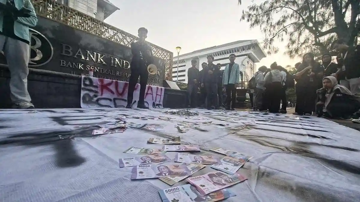 Mahasiswa Segel BI Jateng, Desak Perbaikan Kebijakan Moneter untuk Perkuat Nilai Tukar Rupiah