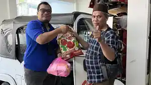 LEBARAN-IDULFITRI-Driver-Bajaj-Maxride-menerima-paket-sembako.jpg