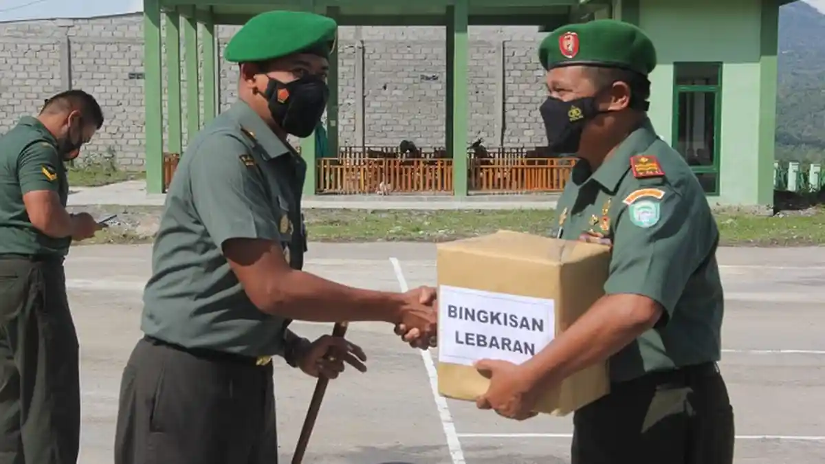 Dandim Bener Meriah Beri Hampers Lebaran kepada Prajurit
