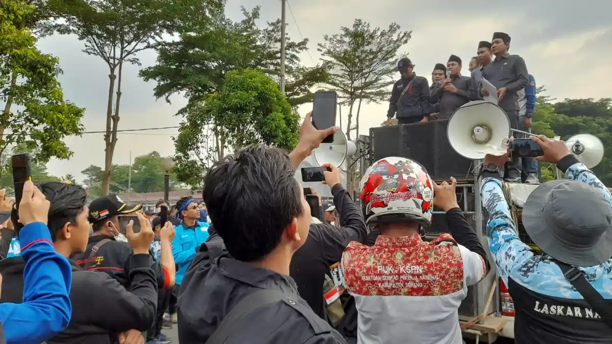 Temui Massa Aksi, Wakil Ketua DPRD Kabupaten Serang Serukan Tolak Kenaikan BBM