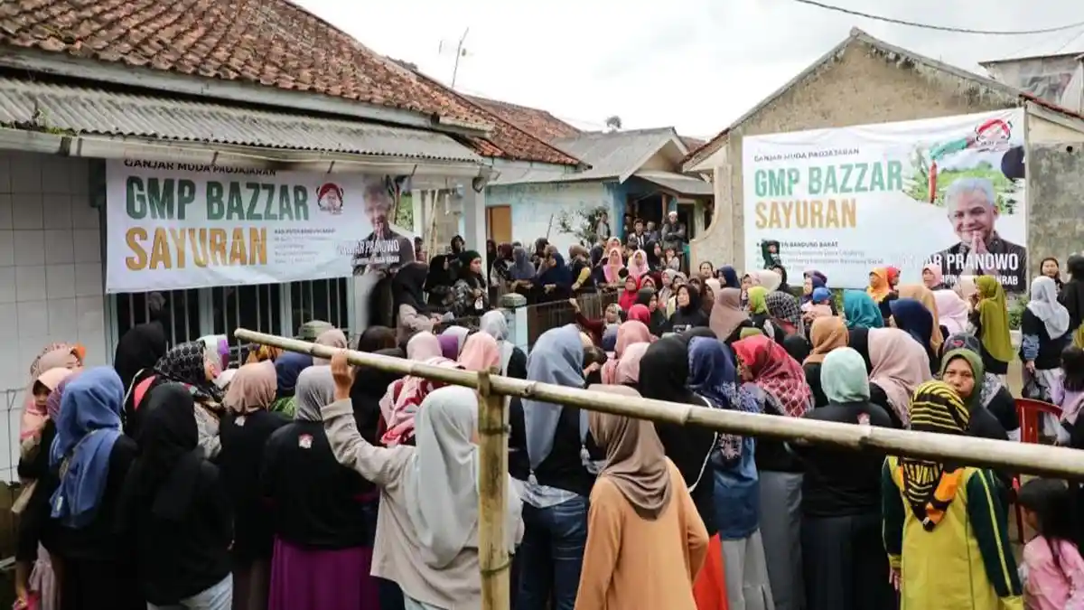 Manfaatkan Hasil Petani, Relawan Ganjar Gelar Bazar Sayuran di Desa Cikidang Lembang