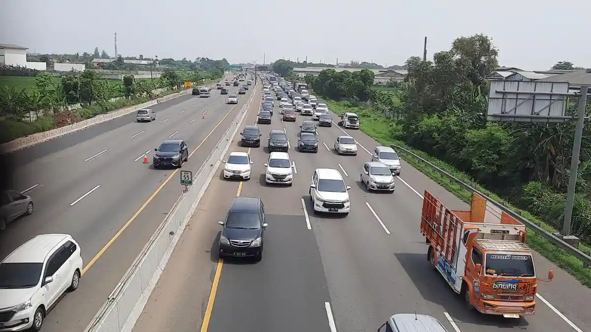 Arus Lalu Lintas Jalan Tol Japek Arah Cikampek Padat Merayap
