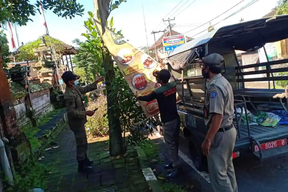 Sampai Saat Ini 27 Baliho Sudah Ditertibkan Satpol PP Badung, Termasuk Baliho Prokes Yang Robek 