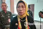 Bupati-Lumajang-Indah-Amperawati-menjelaskan-rencana-penambahan-angkutan-sekolah-gratis.jpg