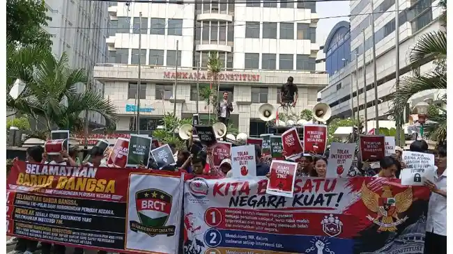 Gelar Aksi di Depan MK, Massa Serukan Jaga Independensi Lembaga Negara