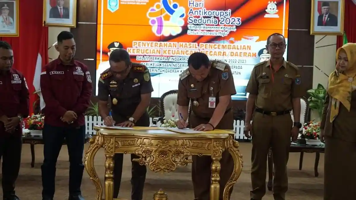 Kejari HSS Serahkan Rp908 Juta ke Pemkab, Hasil Pengembalian Uang Negara Tindak  Korupsi 2022-2023