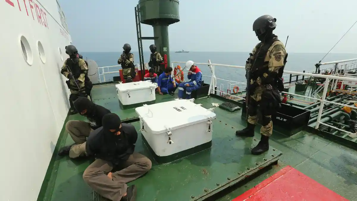 Pasukan Reaksi Cepat TNI AL Ringkus Juru Mudi Kapal Perompak