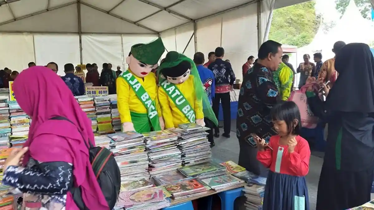 Si Raja dan Ratu Baca Dispersip Kalsel Temani Pengunjung Kandangan Book Fair 2019