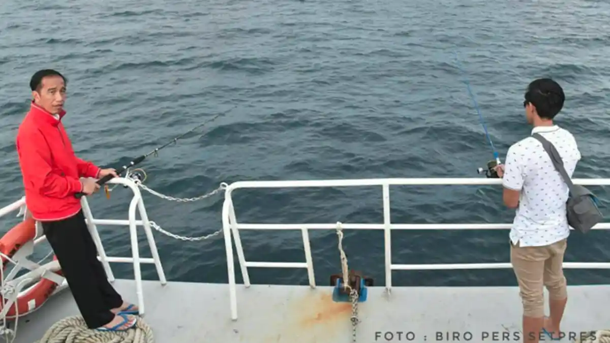 5 Hal Unik Saat Jokowi Mancing di Raja Ampat, dari Harga Sandal Jepit Sampai Hasil Pancingannya