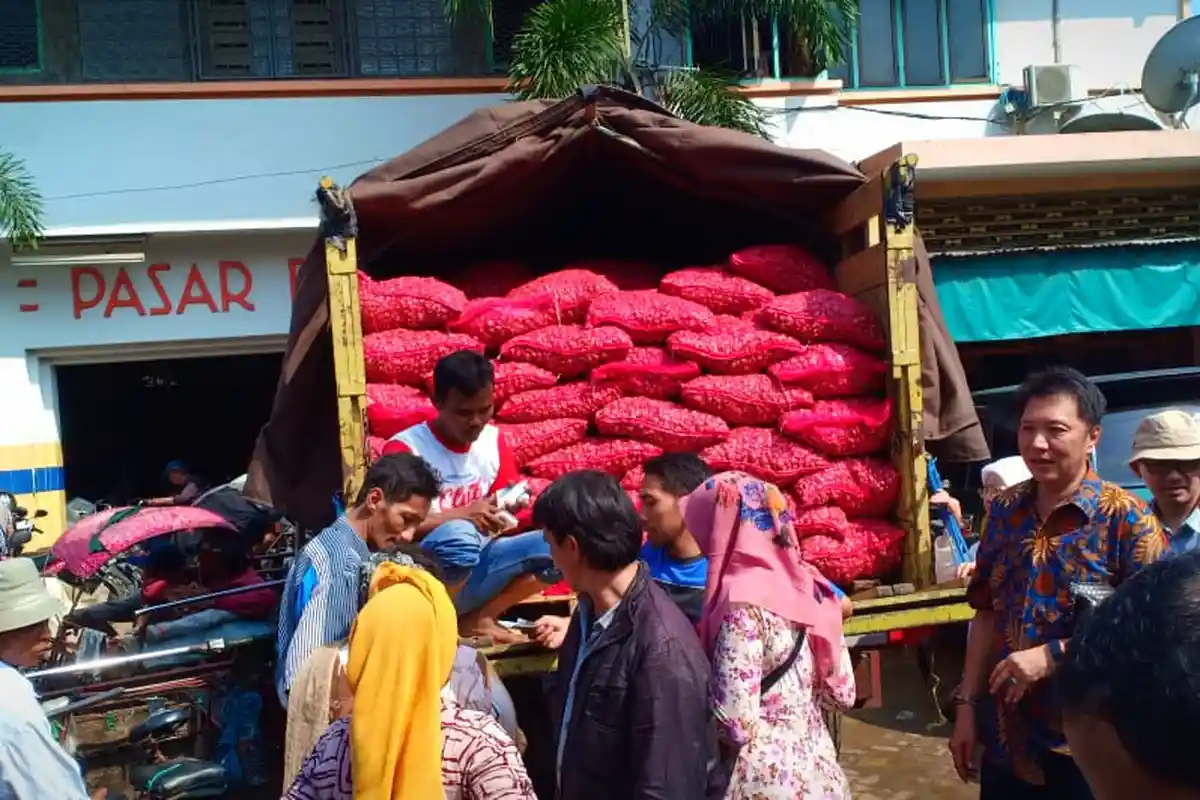 Operasi Pasar Bawang Merah di Surabaya Diserbu Pembeli
