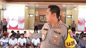 Kapolres-Mardiono-saat-diwawancarai-di-Aula-Wirasatya-Mapolres-Rote-Ndao-bersama-para-imigran.jpg