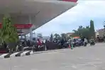 Antrean-panjang-di-SPBU-Simbuang-Mamuju.jpg