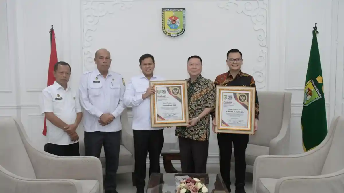 Pemkab Serdang Bedagai Berikan Penghargaan Kepada Institut Bisnis IT&B dan Albert Masli