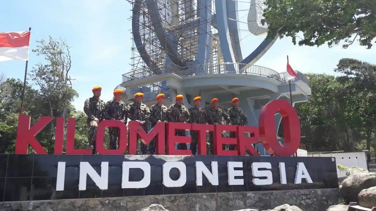 Berusia 70 Tahun, Baret Jingga Pose di Titik Nol Indonesia
