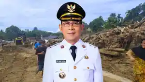 20251207-Bupati-Tapsel-Gus-Irawan-Pasaribu-dan-kayu-hanyut-di-banjir-Sumatera.jpg