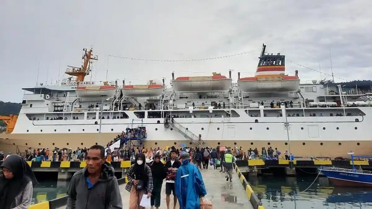 Ratusan Pemudik Tinggalkan Banggai Lewat KM Tilong Kabila