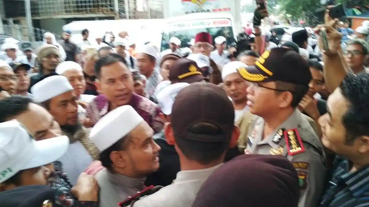 Ratusan Alumni 212 Kawal Kehadiran Ustadz Zulkifli Muhammad di Bareskrim