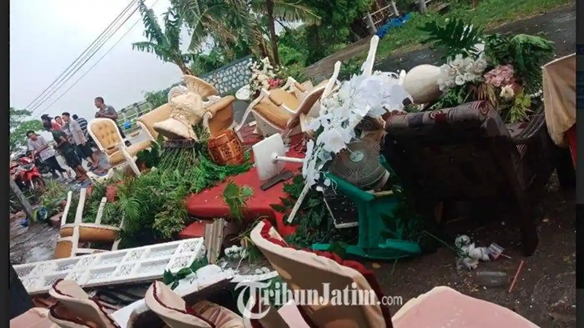 Video Angin Puting Beliung Terjang Lamongan, Tenda Pelaminan Warga Roboh dan Rusak