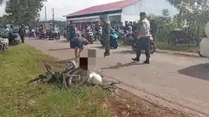 Polisi-saat-evakuasi-korban-kecelakaan.jpg