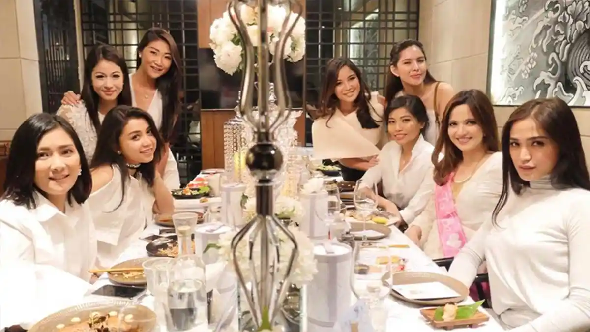 Nia Ramadhani Pose Bareng Geng Sosialita, Netizen Malah Puji Jedar Karena Bawa Sosok Ini!