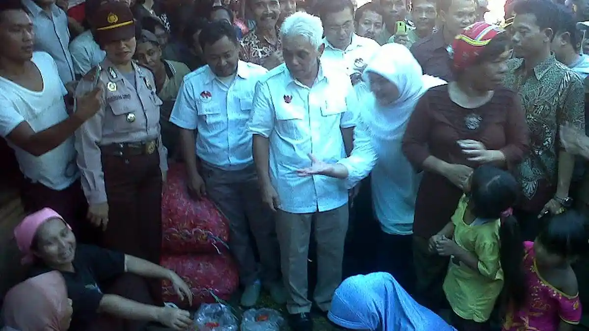 Hatta Rajasa Bersin Cium Aroma Cabai di Pasar Induk Cibitung