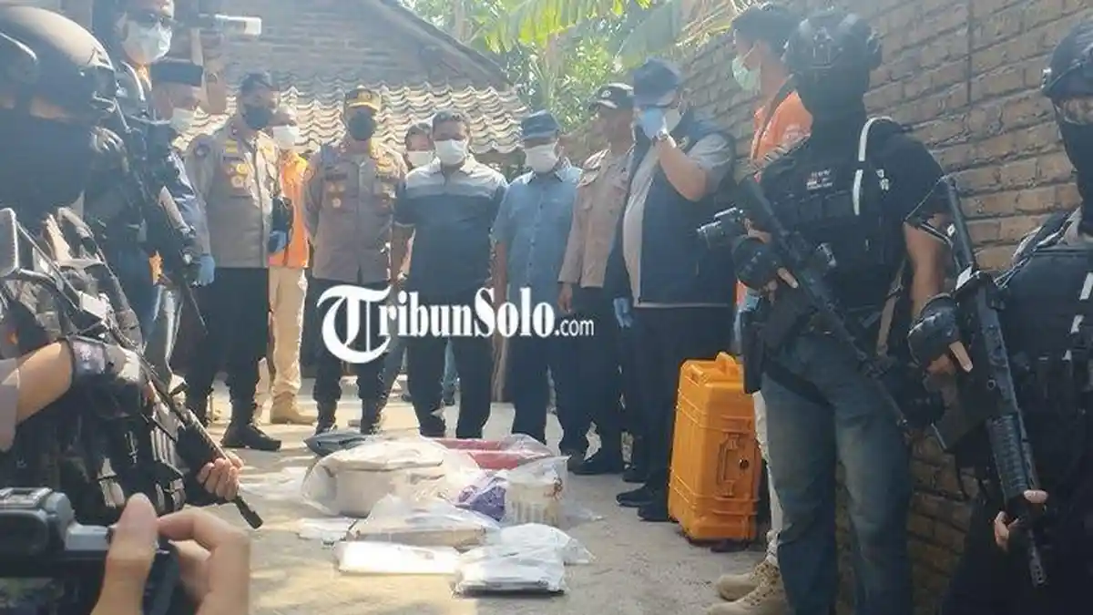 Densus 88 Cari Bukti di Tempat Pembuangan Sampah Terduga Teroris di Pinggir Sungai di Boyolali