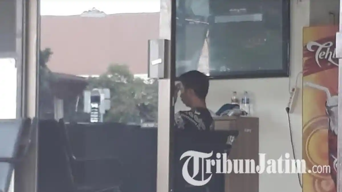 Seorang Pria dan Istrinya yang Sedang Hamil Kepergok Bawa Ganja di Bandara Juanda